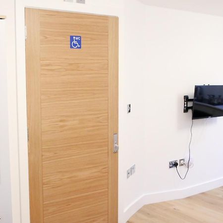 Lovely Studio Apartment With Access For Wheel-Chairs In Sydenham Londen Buitenkant foto