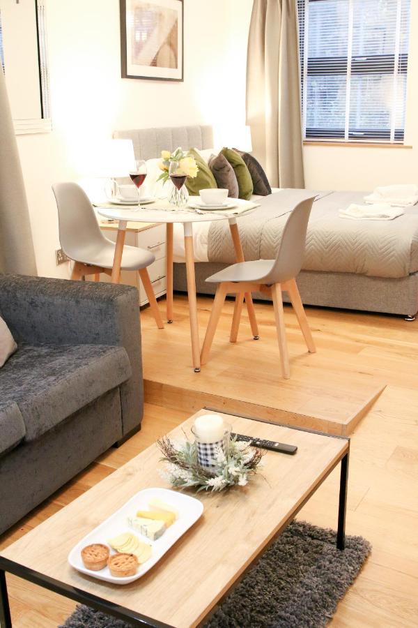 Lovely Studio Apartment With Access For Wheel-Chairs In Sydenham Londen Buitenkant foto