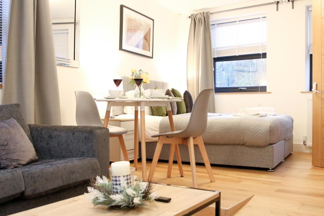 Lovely Studio Apartment With Access For Wheel-Chairs In Sydenham Londen Buitenkant foto