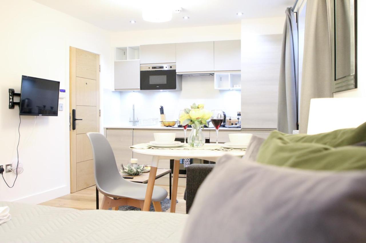 Lovely Studio Apartment With Access For Wheel-Chairs In Sydenham Londen Buitenkant foto