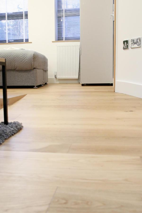 Lovely Studio Apartment With Access For Wheel-Chairs In Sydenham Londen Buitenkant foto