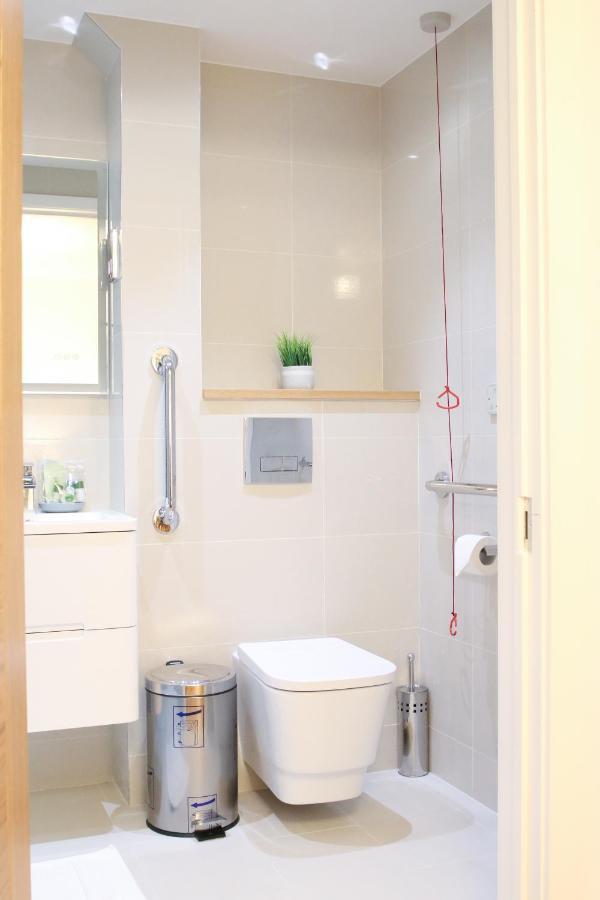 Lovely Studio Apartment With Access For Wheel-Chairs In Sydenham Londen Buitenkant foto